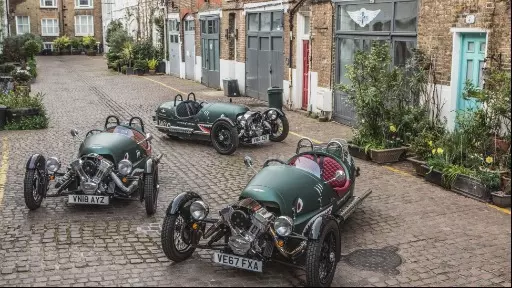 Na centenária fábrica da Morgan parece que o tempo parou