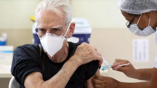 Vacinação da covid com doses bivalentes da Pfizer começa com idosos; confira a data