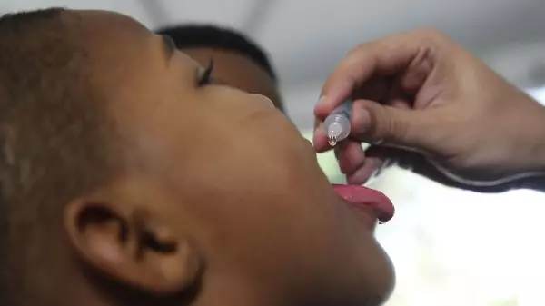 Poliomielite volta a preocupar médicos brasileiros; entenda