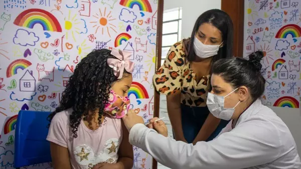 Falta de vacina e hesitação de pais prejudicam imunização de crianças