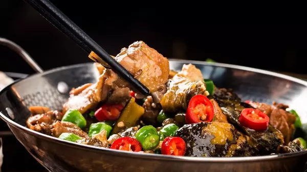 Aprenda a preparar um delicioso frango xadrez como os de restaurante